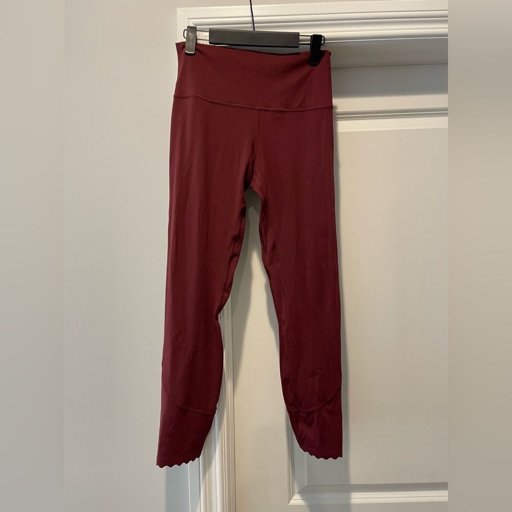Lululemon 25” Aligns *Scallopped Hem* - Size 8 - Cassis